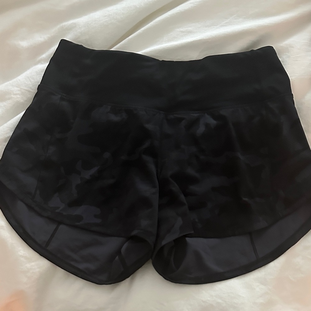 Lululemon speed up short
Black camo print
4” inseam